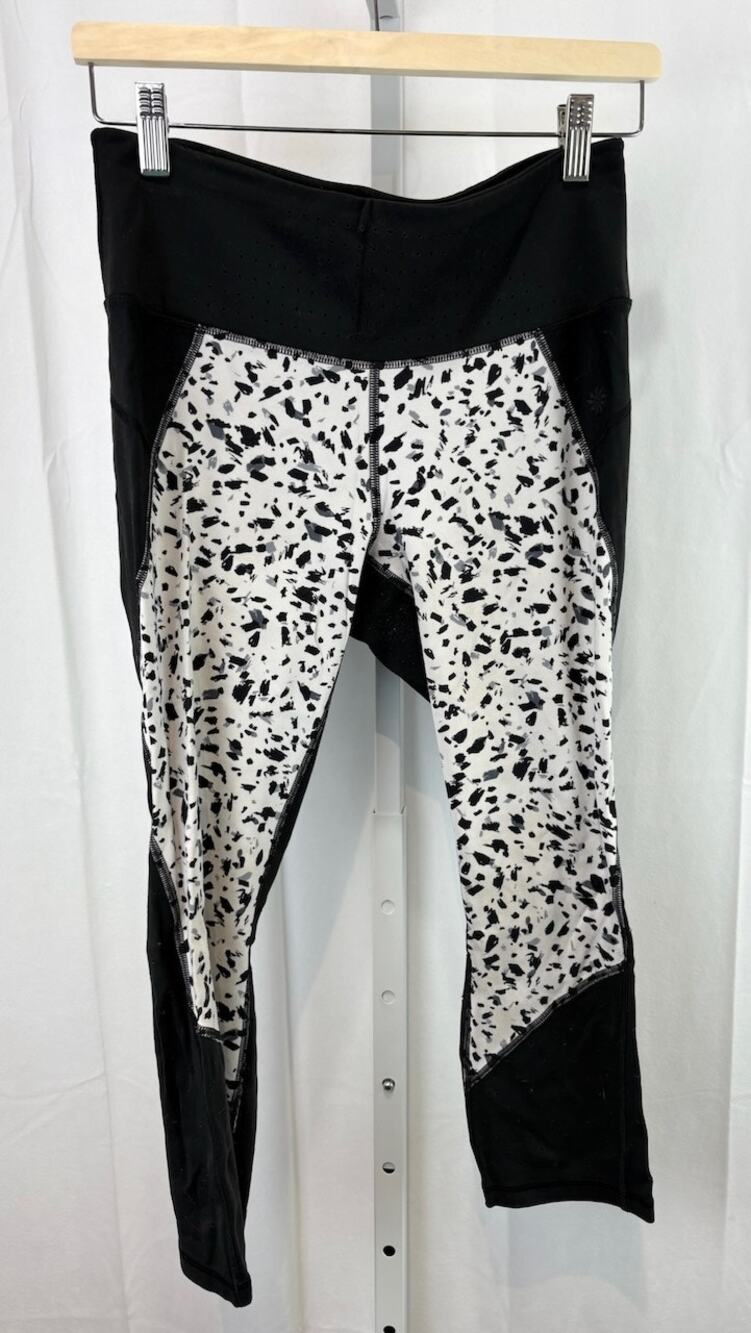 ATHLETA Size M Printed Stealth Tru Cool Capri Leggings Black White